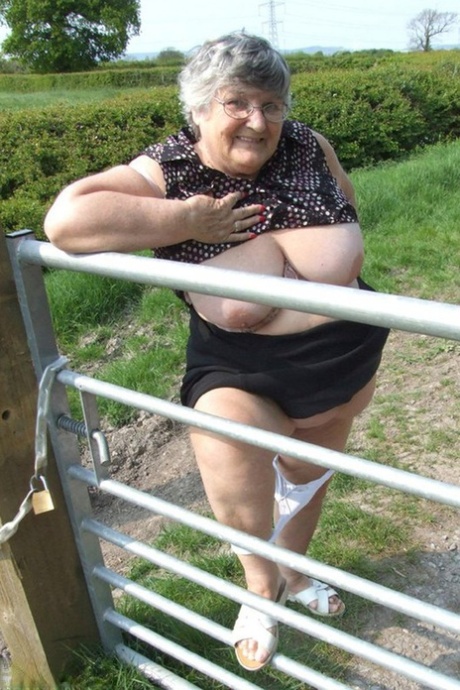 mature woman sucks balls