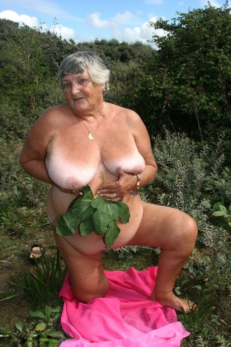 german granny tiny tits hot photo