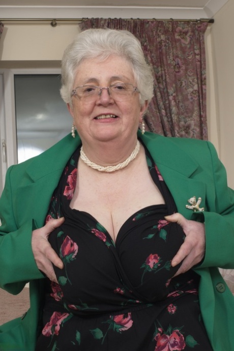 granny milfs spreading