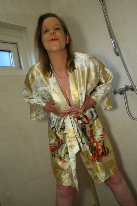 old woman bathroom porn pic